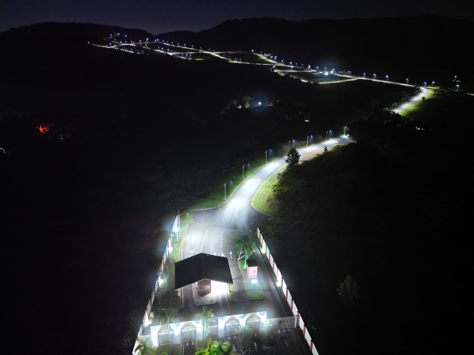 Vias internas iluminadas - vista aérea noturna 1