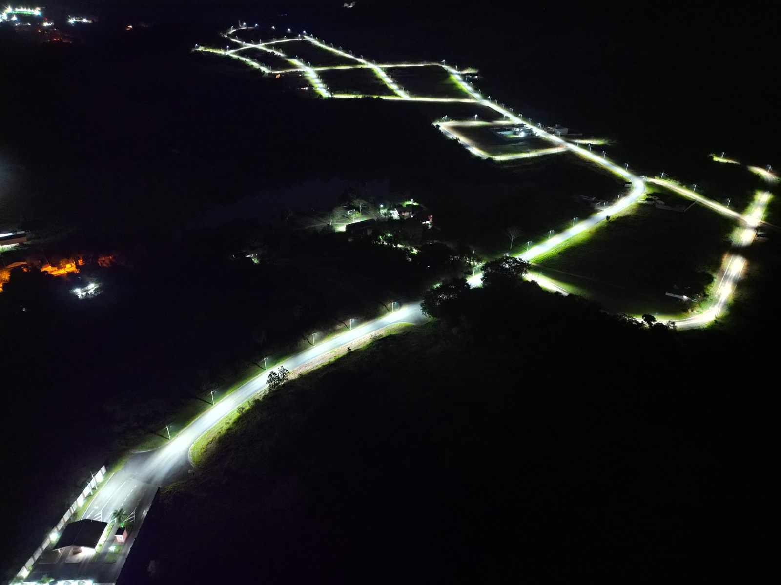 Vias internas iluminadas - vista aérea noturna 2