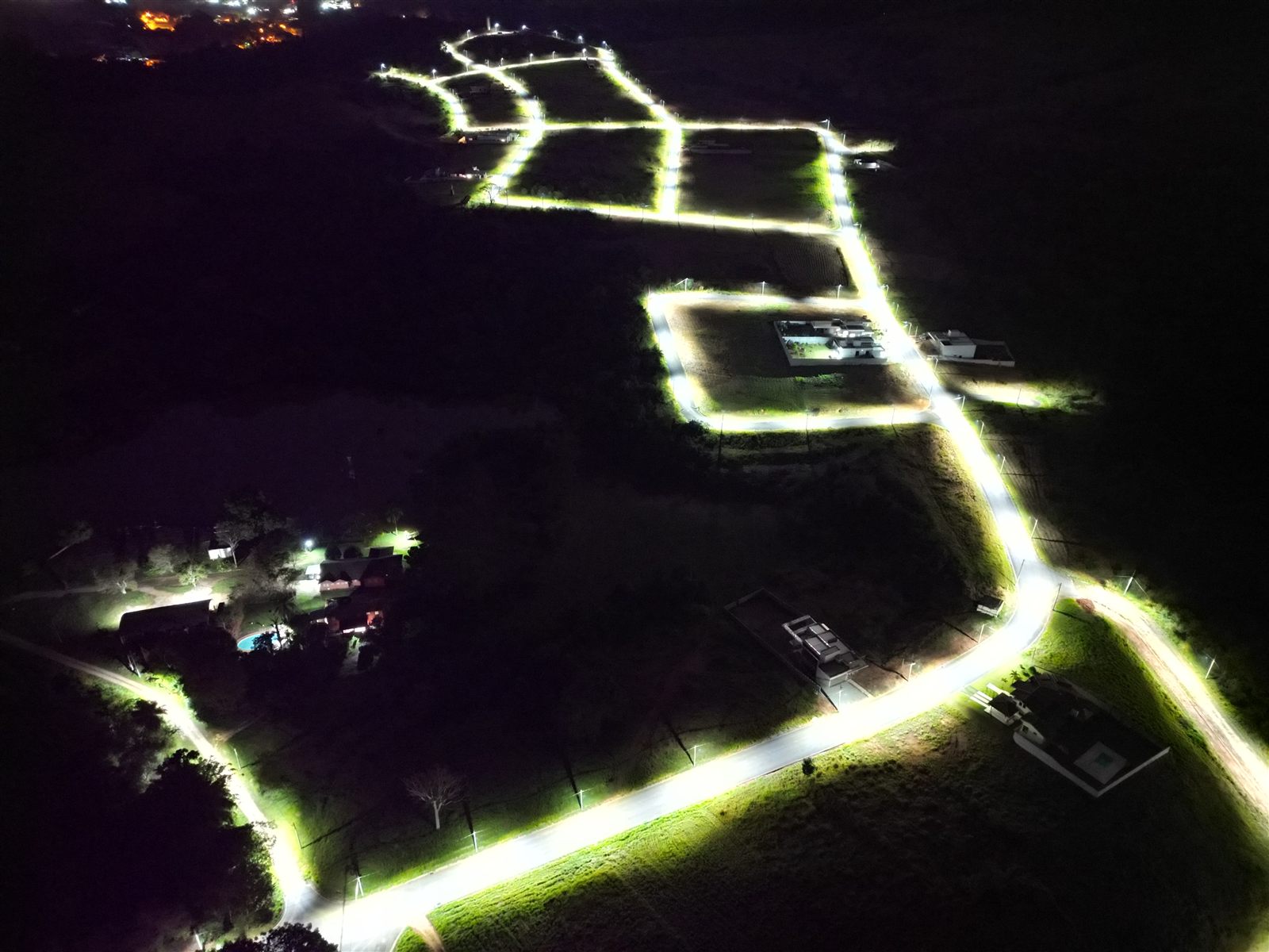 Vias internas iluminadas - vista aérea noturna 3