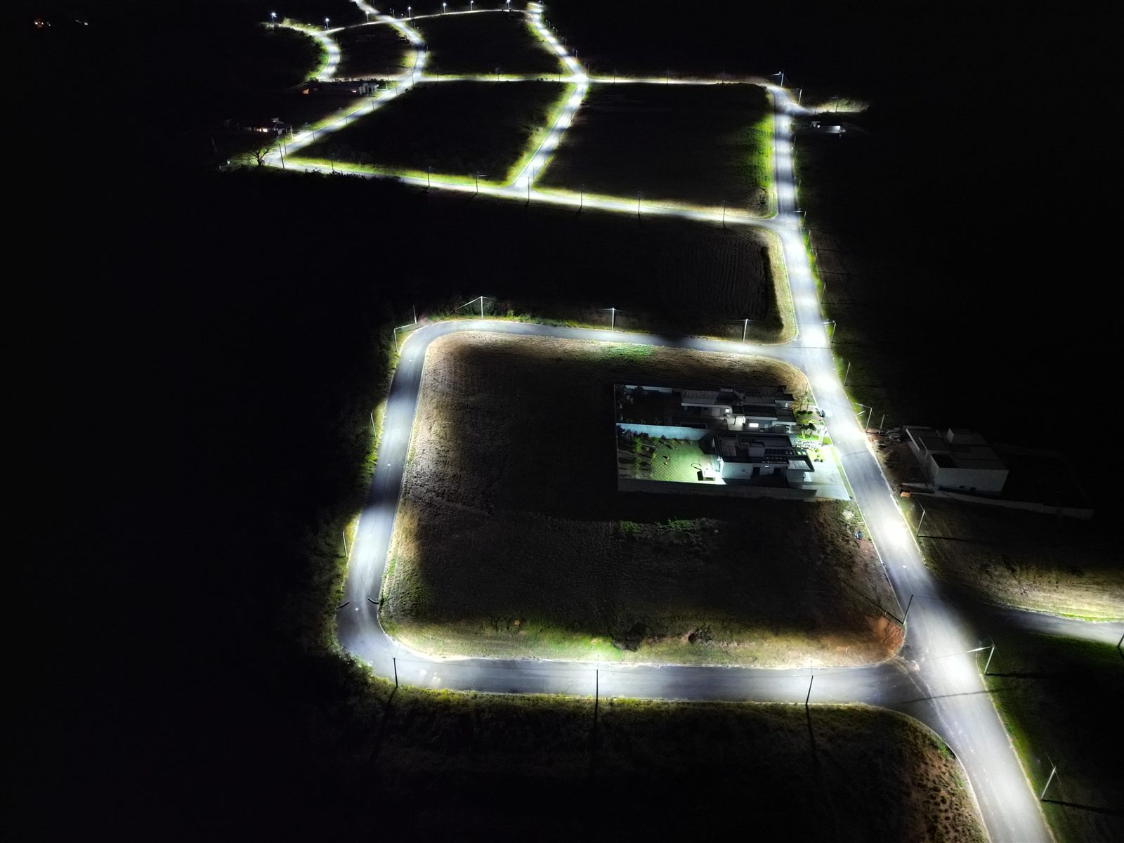Vias internas iluminadas - vista aérea noturna 4