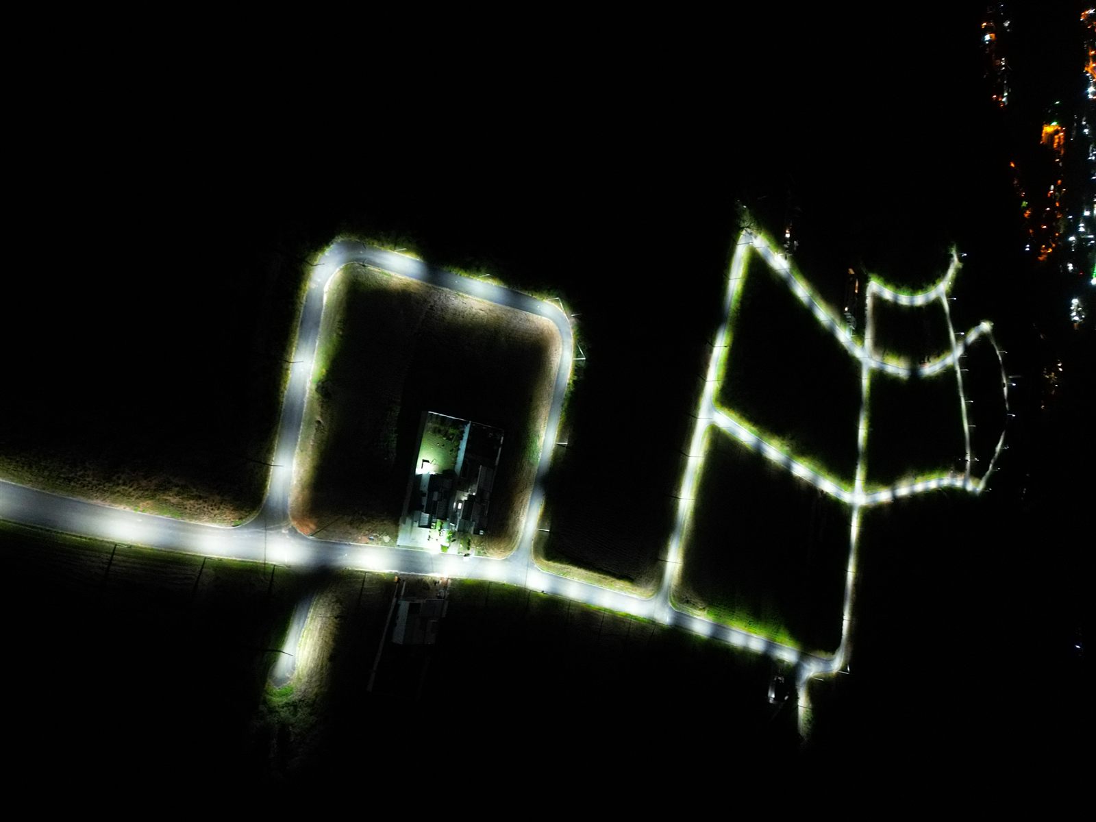 Vias internas iluminadas - vista aérea noturna 5