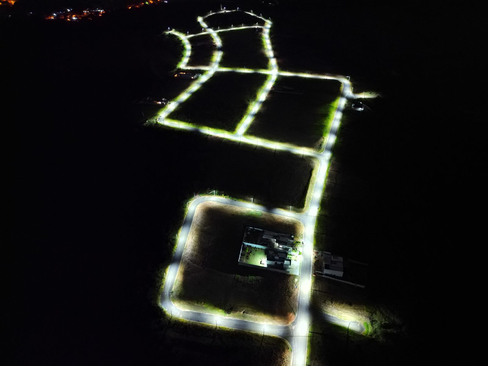 Vias internas iluminadas - vista aérea noturna 6